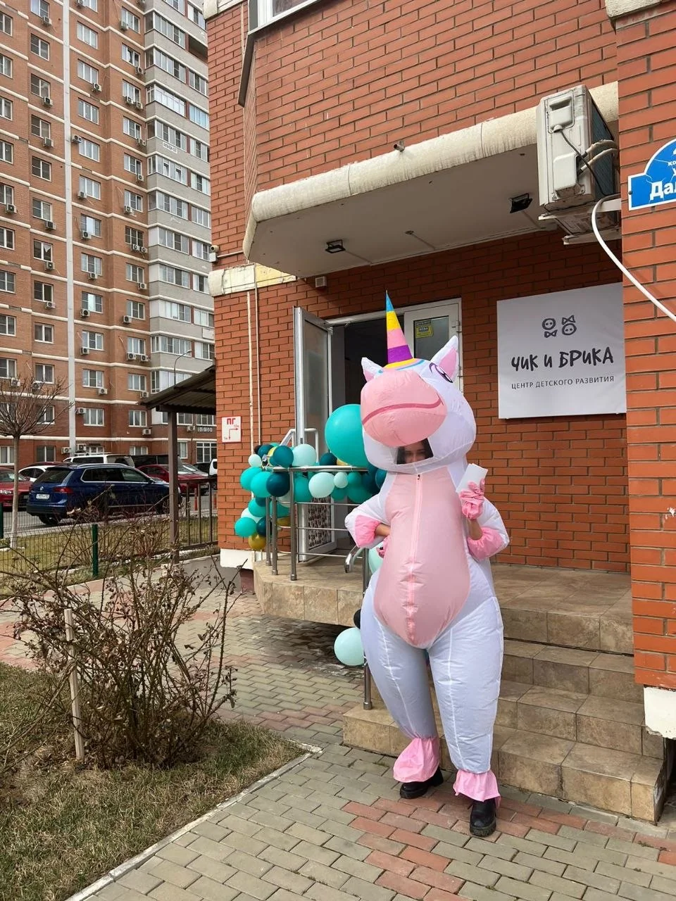Надувной единорог на улице
